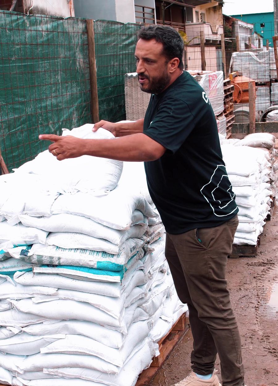 Sacaria de material de construção no pátio do Galpão